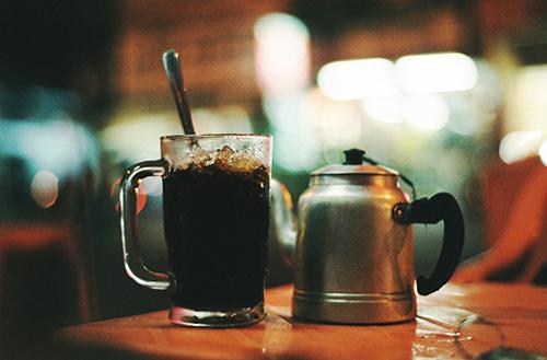 Nếu bạn là tín đồ của cà phê đen, hãy thử thưởng thức pha cà phê đen ngon tuyệt từ những hạt cà phê chất lượng cao. Hình ảnh sẽ khiến bạn muốn thưởng thức ngay lập tức!
