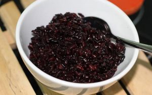 Chuẩn bị nguyên liệu nấu rượu nếp cẩm