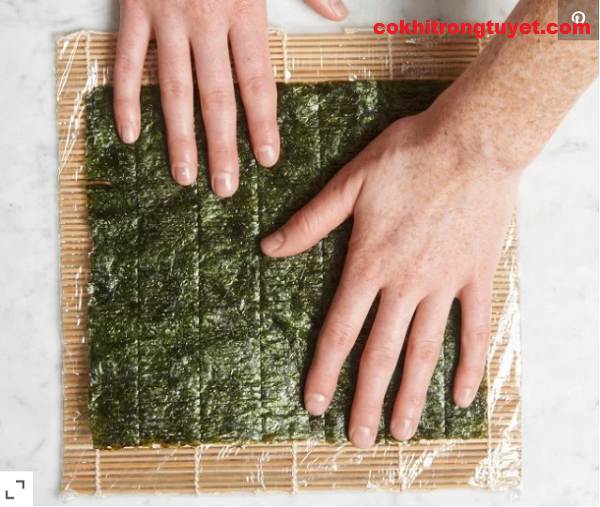 Đặt nori trên bọc nhựa trên chiếu tre Đặt nori trên bọc nhựa trên chiếu tre