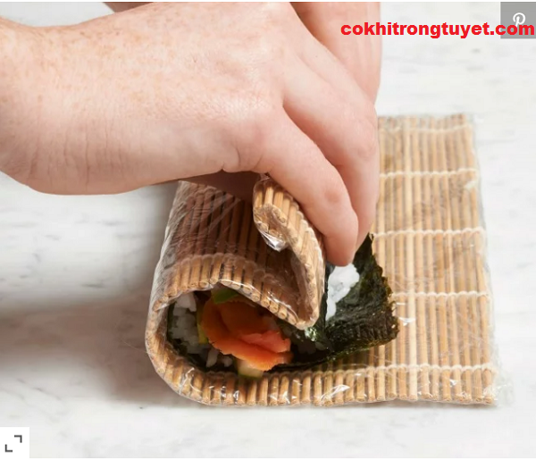 Cuộn sushi trong chiếu tre Cuộn sushi trong chiếu tre