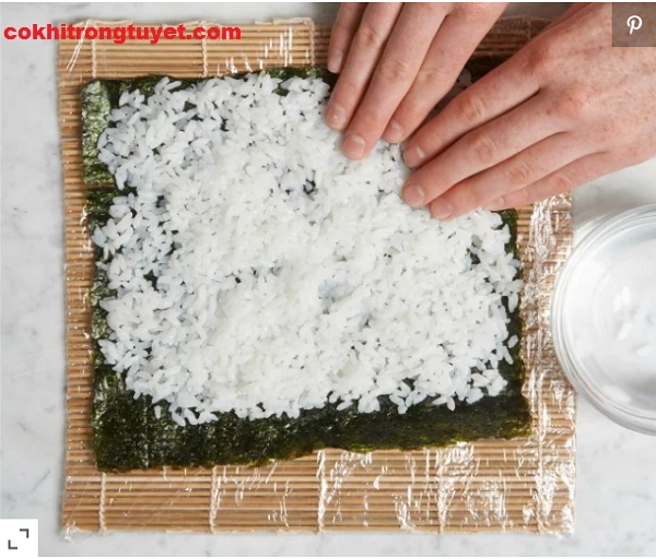 Rải cơm sushi lên nori Rải cơm sushi lên nori